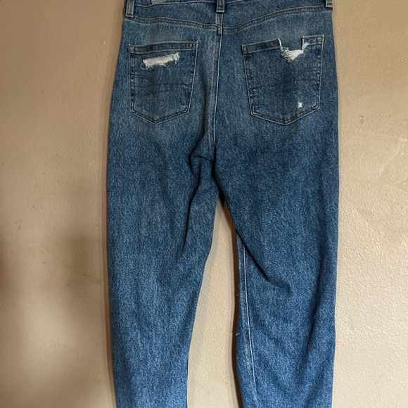 American Eagle Highest Rise Mom Distressed Jeans size 10 Short - Picture 3 of 5
